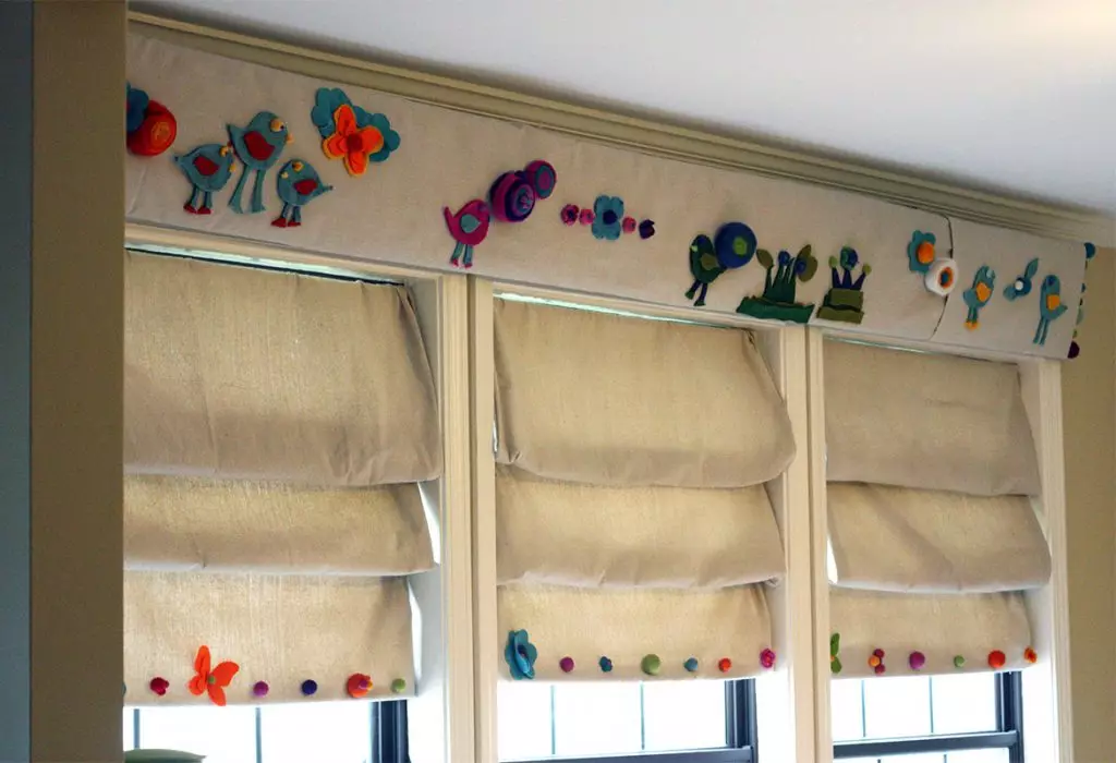 Tirai untuk kamar tidur dengan Wallpaper Beige: Tips Memilih dan Kombinasi Warna Harmonis