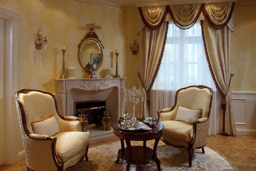 Tirai kanggo kamar turu karo wallpaper beige: Tips babagan milih lan kombinasi warna sing harmoni