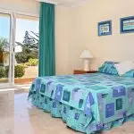 וילונות לחדר השינה עם טפט בצבע בז ': טיפים על בחירת צירופי צבע הרמוני והרמוני