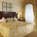 बेडरूमको साथ बेडरूमको लागि पर्दा: छनौट गर्ने र सर्कल र color संयोजनमा सुझावहरू