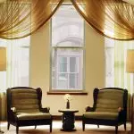 Rideaux pour chambre à coucher avec fond d'écran beige: conseils sur les combinaisons de couleurs harmonieuses