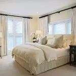 וילונות לחדר השינה עם טפט בצבע בז ': טיפים על בחירת צירופי צבע הרמוני והרמוני