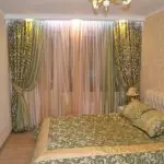 带米色壁纸的卧室窗帘：选择和和谐彩色组合的提示