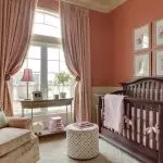 베이지 색 벽지가있는 침실 커튼 : 팁 선택 및 조화로운 색상 조합