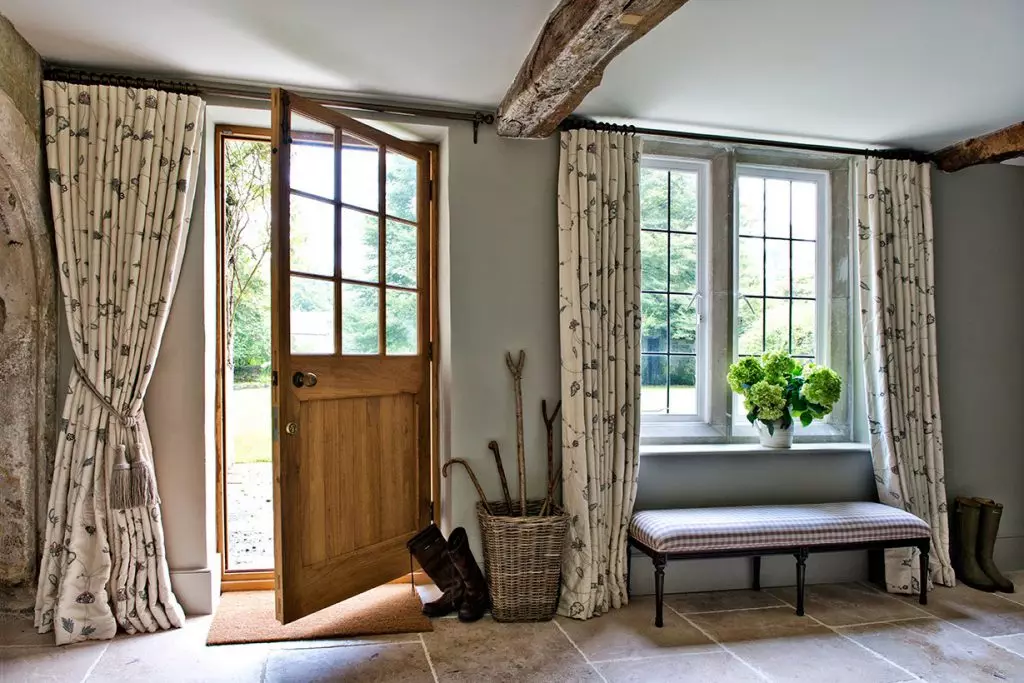 走廊的窗帘：材料类型，装饰和住宿选择