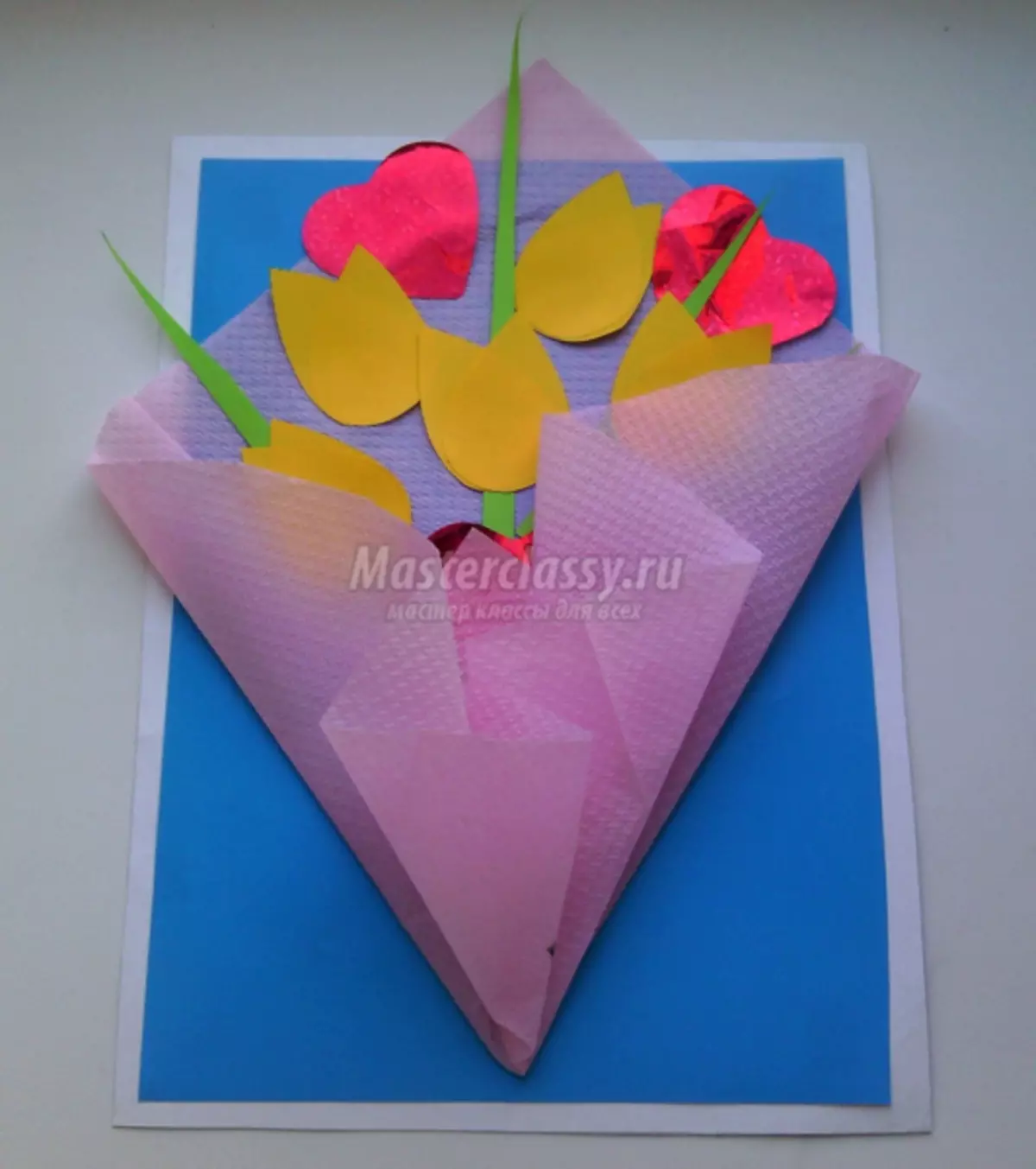 Πώς να κάνετε μια χάρτινη κάρτα χαρτιού με λουλούδια μέχρι τις 8 Μαρτίου
