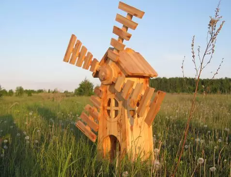 Kunsthandwerk aus Holz und Sperrholz für den Garten tun Sie selbst, Foto von hausgemachten