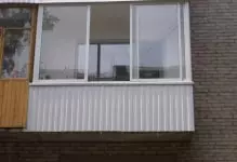 Hogyan láthatunk egy erkélyt műanyag panelekkel a saját kezével: Fotó példák és utasítások Stepgovo