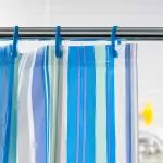 Posuvné a tkanivové záclony pre kúpeľňu: Urobte si