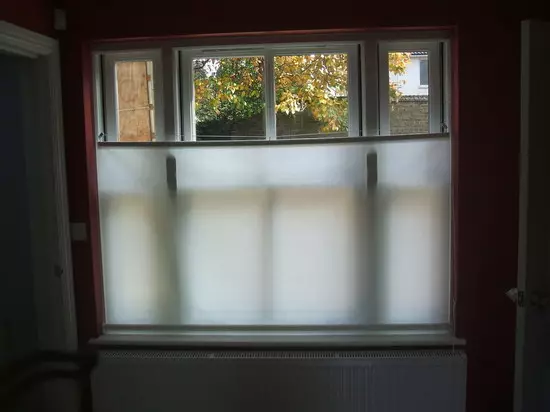 Svijetli filtri na prozorima s odozdo prema gore ili 