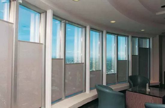 Svijetli filtri na prozorima s odozdo prema gore ili 