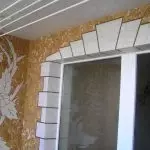 Balkona dezajno kun tapeto: elegantaj finoj kaj konsiloj por elekti materialon
