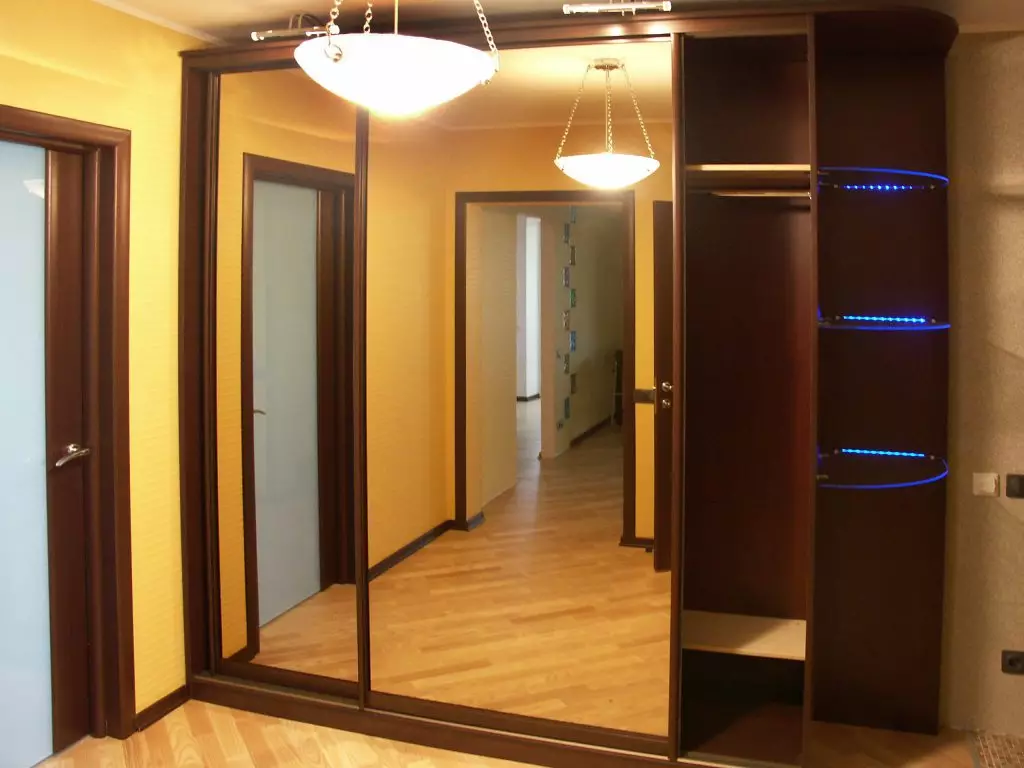 在Khrushchev公寓的一個小走廊註冊：在房間裡的視覺增加
