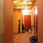 Registro de un pequeño pasillo en el apartamento Khrushchev: LLEVA DE AUMENTO VISUAL EN LA HABITACIÓN