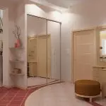 Registro de un pequeño pasillo en el apartamento Khrushchev: LLEVA DE AUMENTO VISUAL EN LA HABITACIÓN