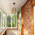 Balkónová dekorácia s dekoratívnym kameňom: imitácia drahého muriva
