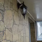 Balcon-dekoraasje mei dekorative stien: imitaasje fan djoere Masonry