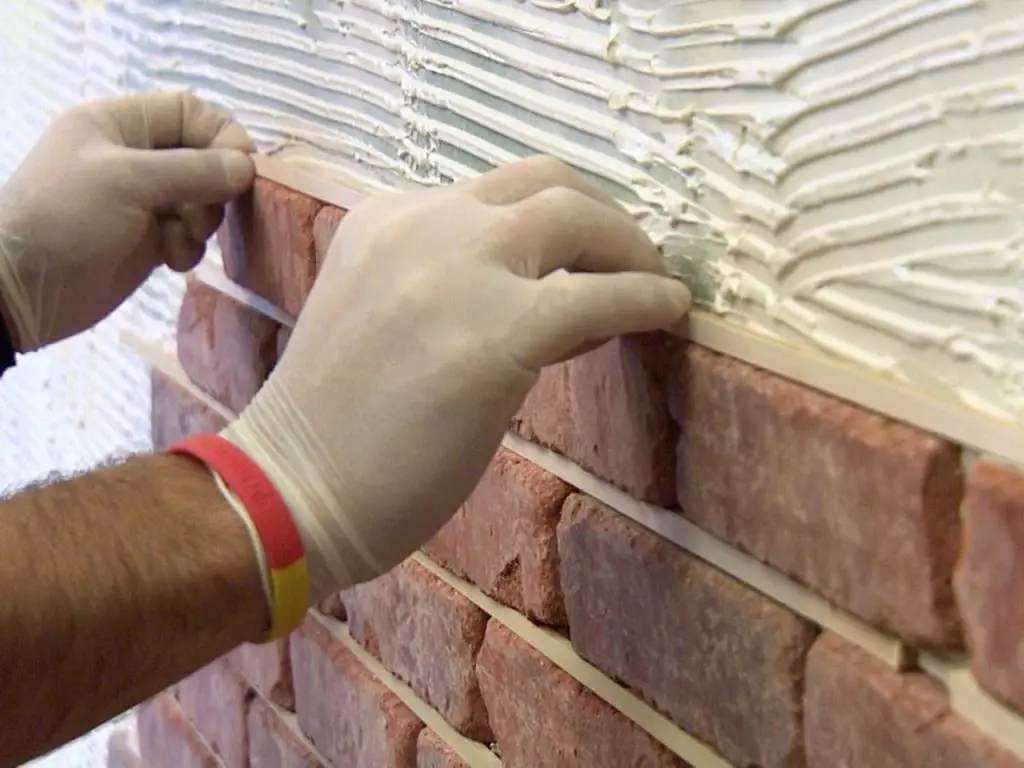 Decorazione del balcone con pietra decorativa: imitazione della muratura costosa