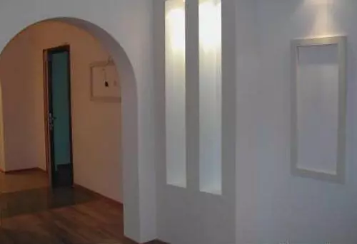 Binnenbogen van gips in het appartement