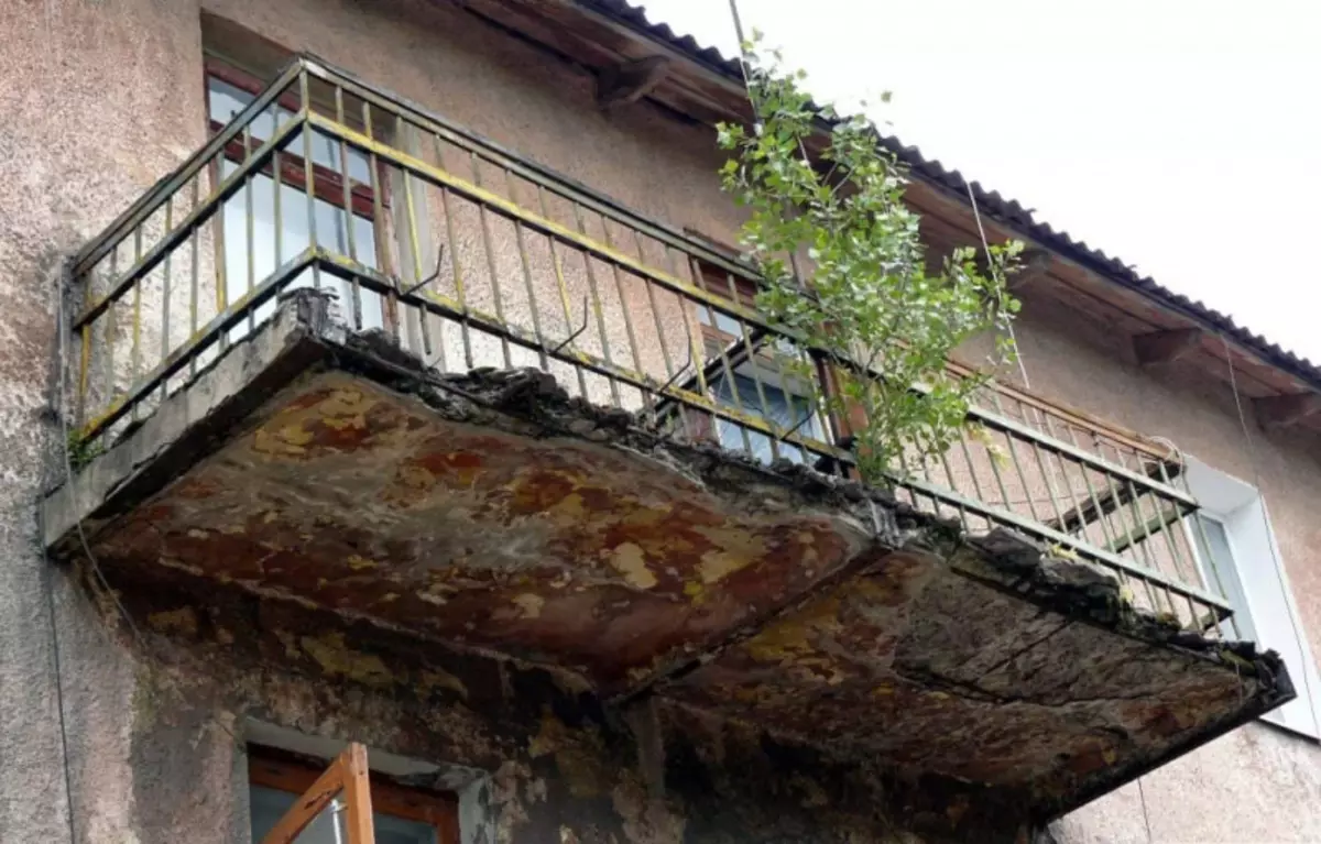 Ко треба да поправи балконе у стамбеној згради