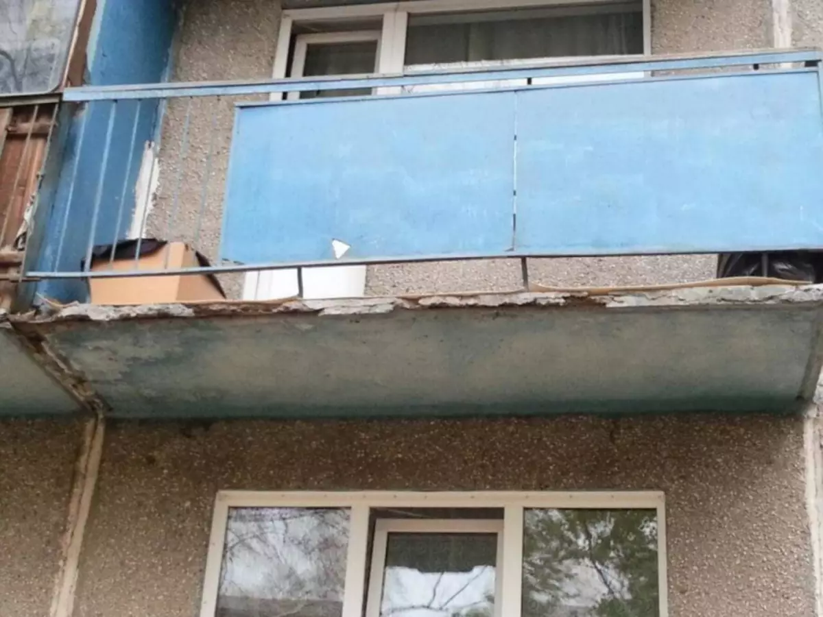 Kdo by měl opravit balkon v budově