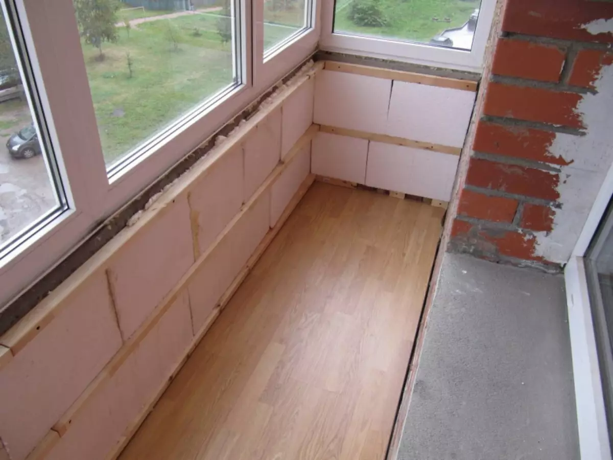 Изборът на подови настилки за балкона: всички 