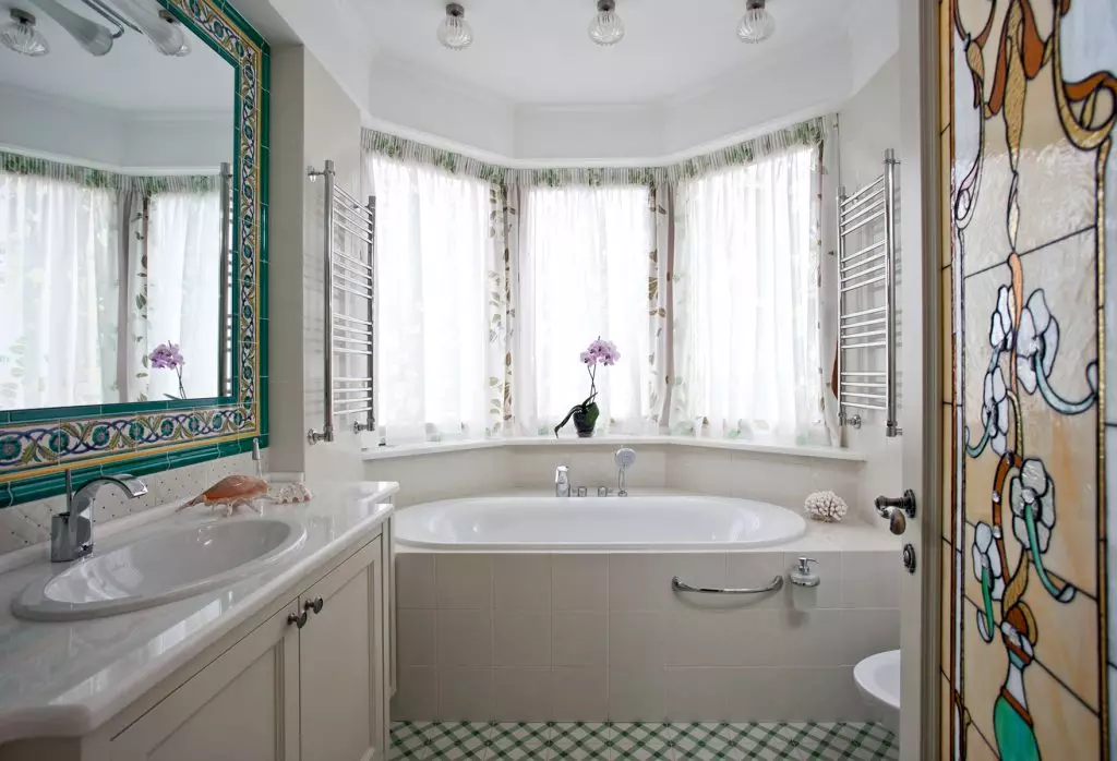 Binneontwerp van die badkamer in klassieke styl: Hulp in Ontwerp