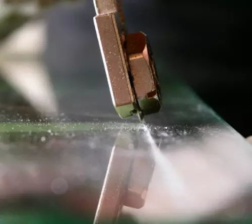 Sostituzione di vetro rotto nella porta con le tue mani: algoritmo di installazione (video)