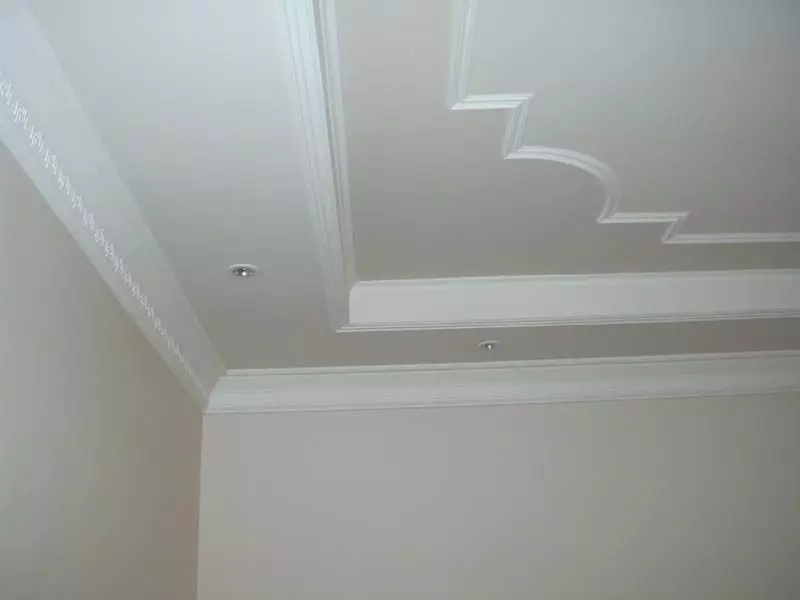 Décorer le plafond: motifs de plâtre