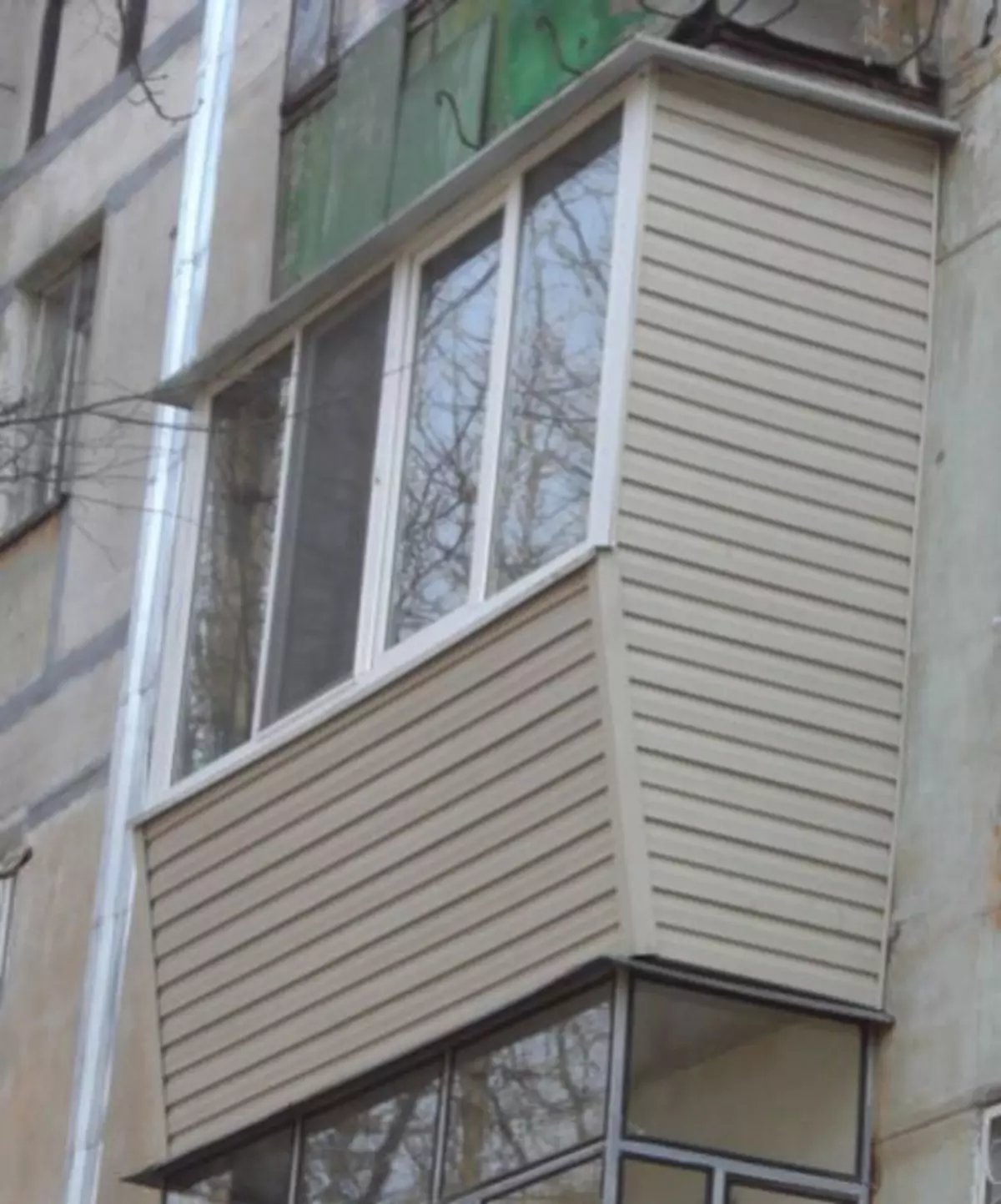 Како да го пасат балконот надвор со свои раце: технологија и материјали