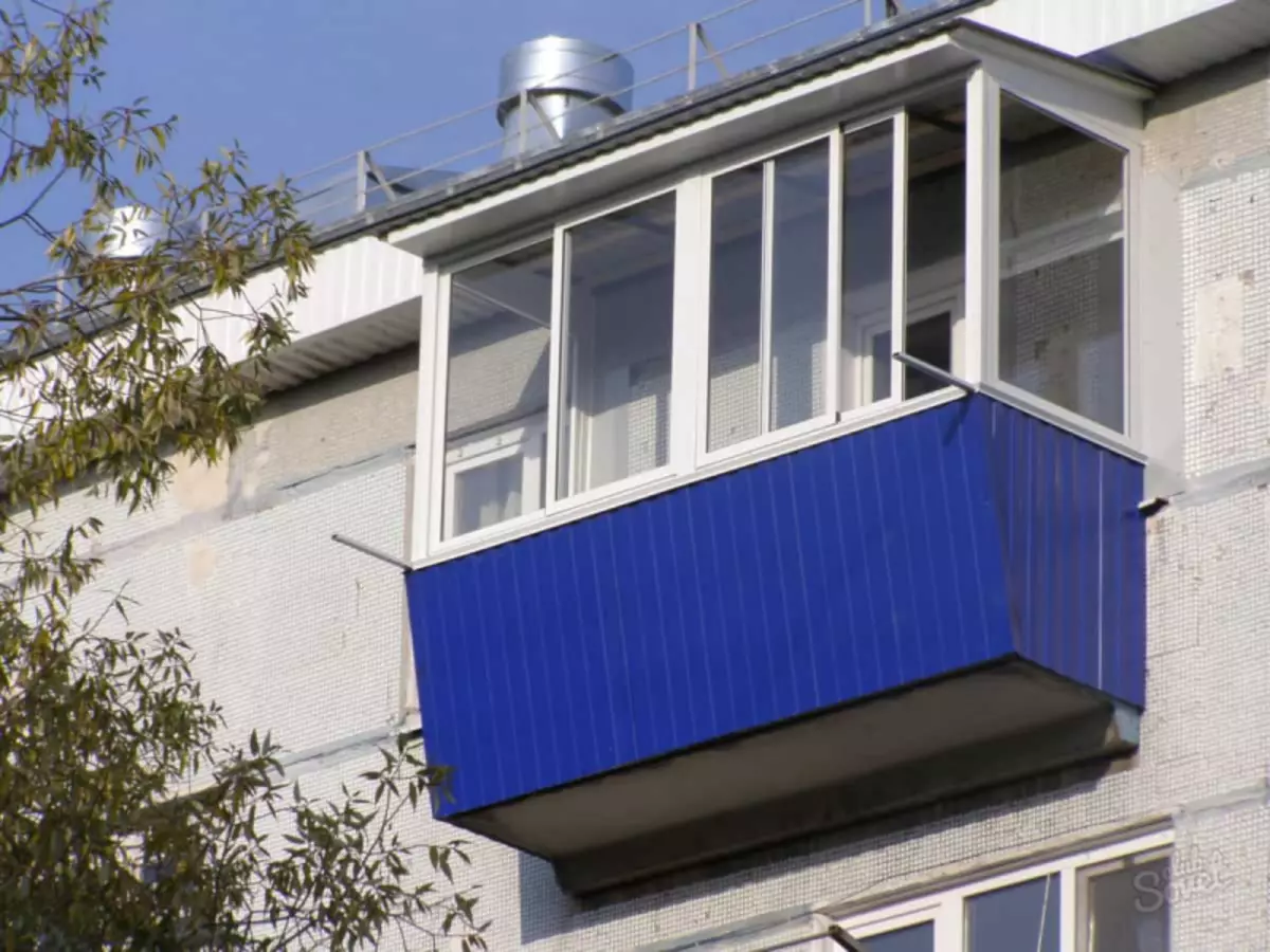 Wie schäfiger Balkon draußen mit deinen eigenen Händen: Technologie und Materialien