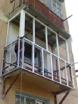 Patvarus balkonas: metalo rėmas ir jo charakteristikos