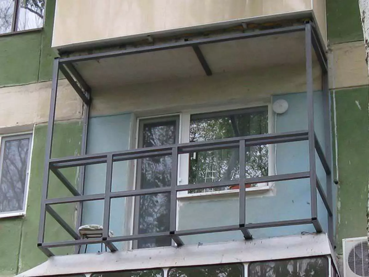 Duurbare balkon: Metaalraamwerk en sy eienskappe