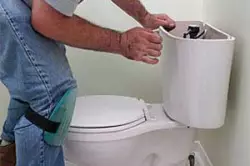 Apparaat en installatie van een bevuilde kom toiletpot