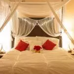 Кревет со Baldakhin - романса во вашата спална соба