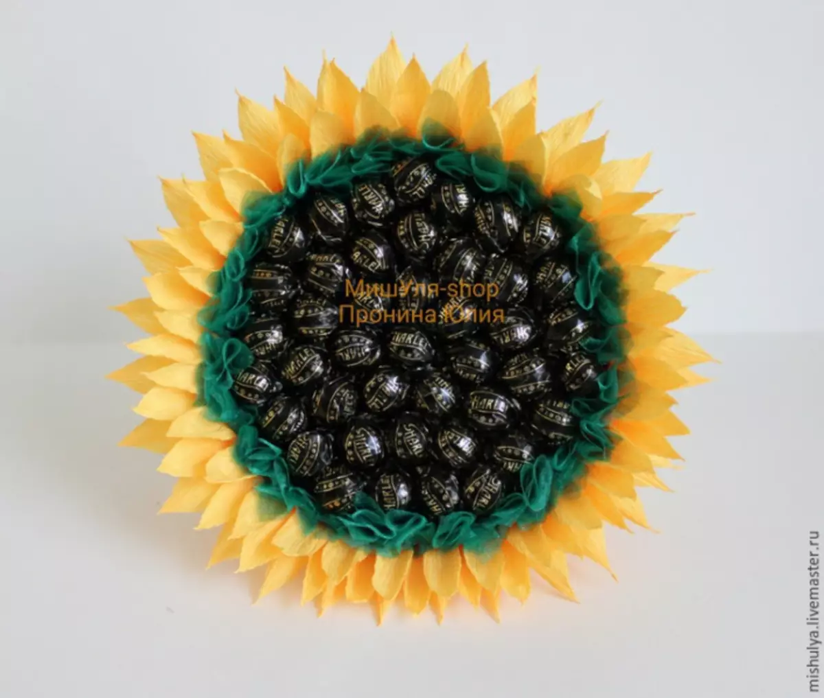 Bunga matahari dari kertas bergelombang dengan permen di kelas master