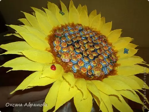Bunga matahari dari kertas bergelombang dengan permen di kelas master