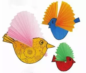 Pássaro de papel com suas próprias mãos na técnica de origami para crianças