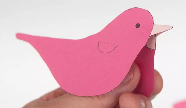 Pássaro de papel com suas próprias mãos na técnica de origami para crianças