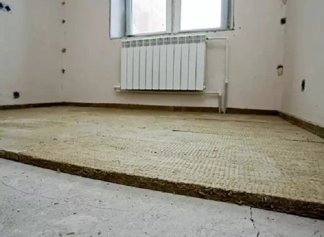 فرش کو گرم فرش پر اپارٹمنٹ میں گرم کریں.