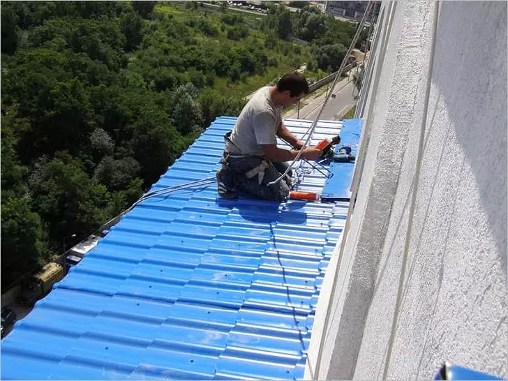 Upami balkon ngalir ti luhur - naon anu kudu dilakukeun sareng saha ka saha waé