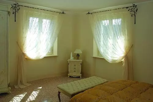 Curtains on one side of the window: Photo Options for asymmetry
