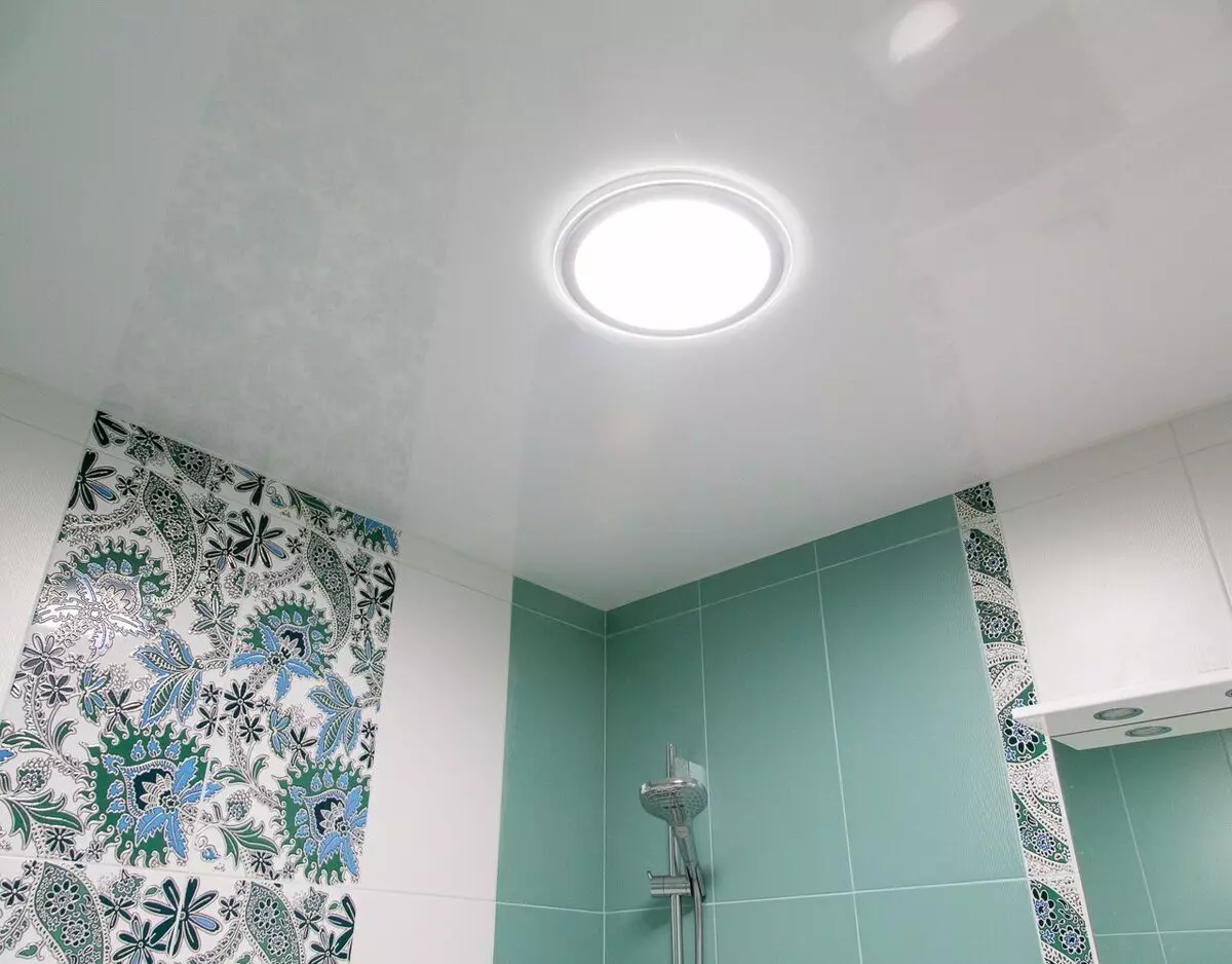 Plafonds extensibles dans la salle de bain: avantages et inconvénients