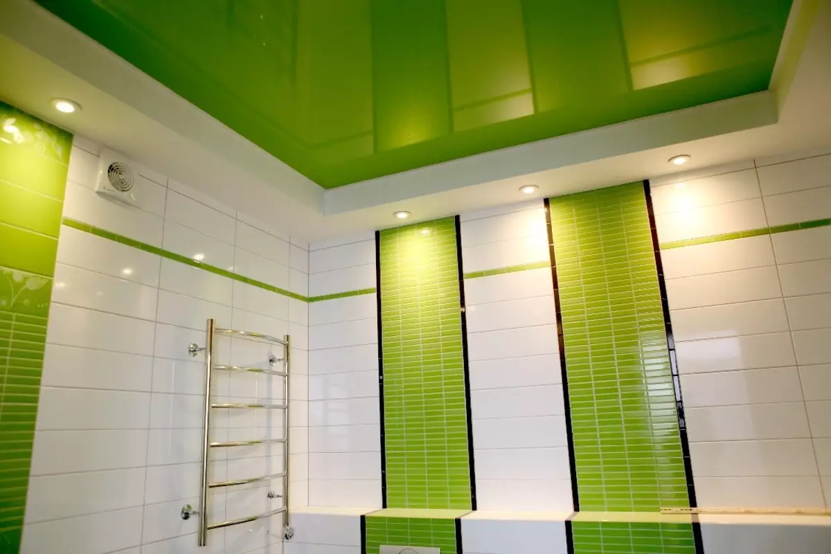 Plafonds extensibles dans la salle de bain: avantages et inconvénients