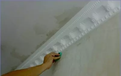 Mousse de plinthe de plafond de peinture: instructions pas à pas