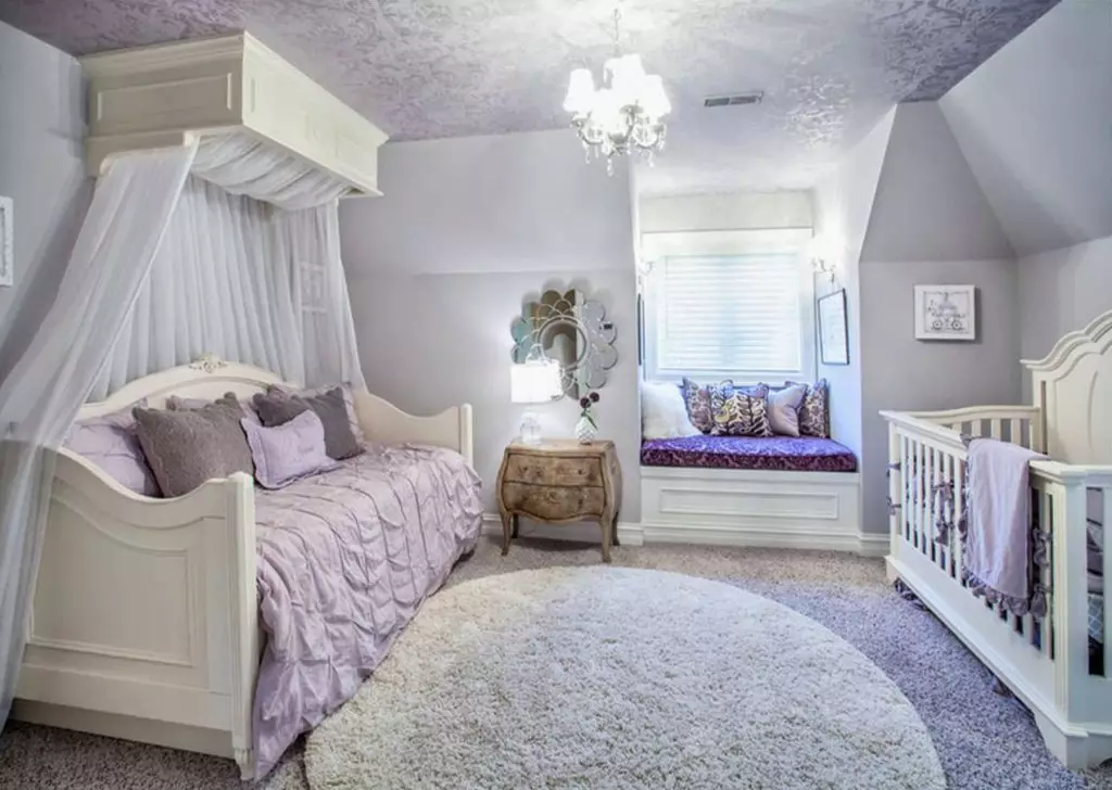 Bedroom design na may baby cot.