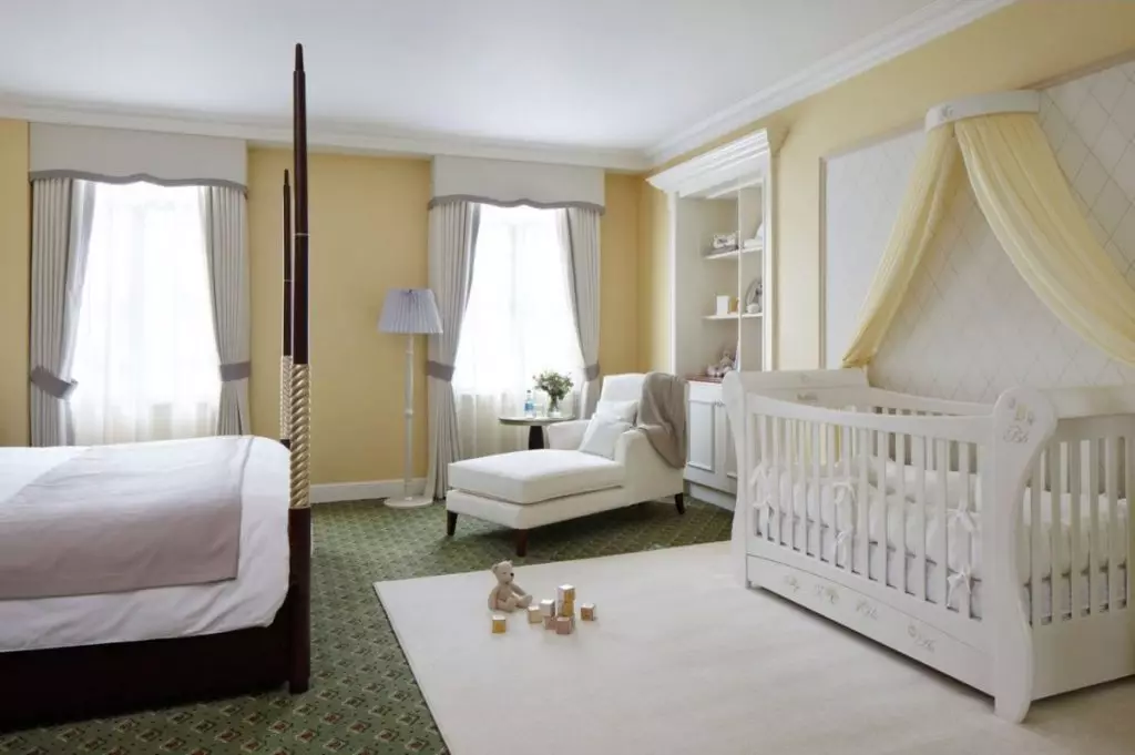 Bedroom design na may baby cot.