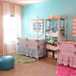 ایک پاؤڈر کے ساتھ بیڈروم: بچے کو سمجھنے کے لئے ایک کمرہ آرام دہ اور پرسکون بنانے کے لئے کس طرح