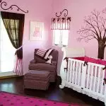 Dormitorio con una cuna: cómo hacer una habitación acogida para percibir al bebé.
