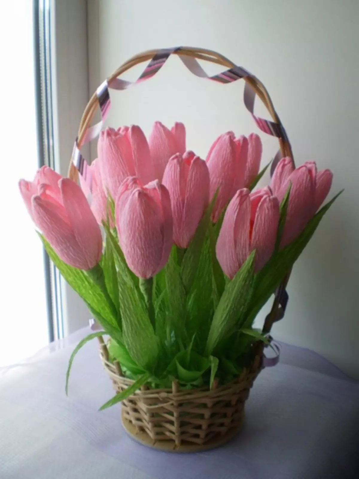 Hasiberrientzako paper korrugatuaren tulipa: urratsez urrats maisua